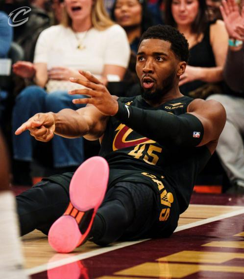 Kaiyun开云官方网站中国登录-榜眼单节17分带不动鲍尔15中1，米切尔24+6+8失误，骑士力克黄蜂